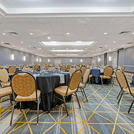 The Lux Hotel & Conference Center, Ascend Hotel Collection Waterloo Bagian luar foto