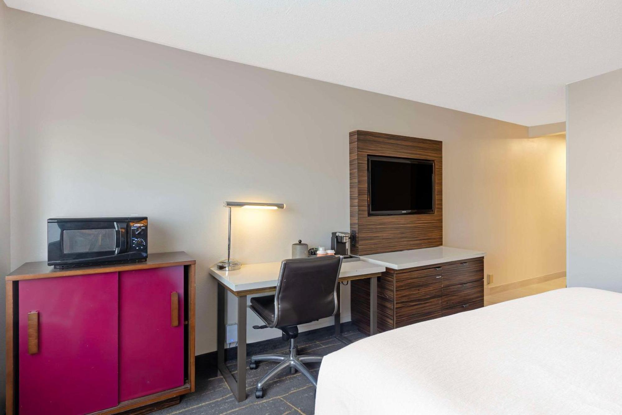The Lux Hotel & Conference Center, Ascend Hotel Collection Waterloo Bagian luar foto